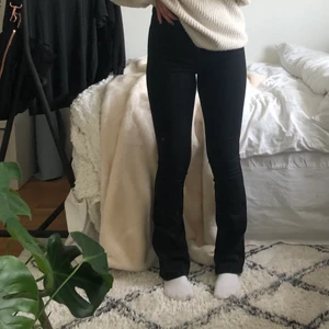 Svarta flared jeans - Svarta bootcut jeans från ONLY i jättefint skick! Längd 34 och sitter såhär på mig som är 180 cm, alltså perfekt för dig som är lång!👌