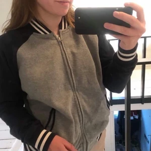 Baseballjacka storlek S - Jätteball kofta i baseballmodell! Ser vintage ut ✨ märkt med storlek M men liten i storleken, sitter bra på mig som har S i vanliga fall! Eventuell köpare hämtar hemma hos mig, men kan även skickas om så skulle behövas! Obs! Katt finns i hemmet 🥰