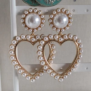 Bikbok pearl-heart earrings!! - VÄRLDENS finaste örhängen från Bikbok! Säljs då de var köpta till ett speciellt tillfälle men det ställdes in. Slutsålda och självklart helt orörda och rengjorda professionellt❤❤❤