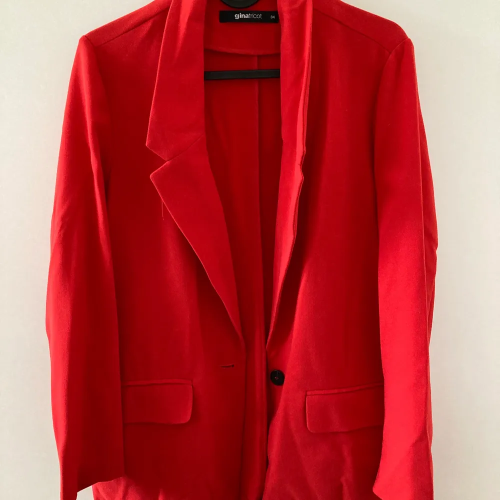 Säljer min röda kavaj/blazer, strl 34 (från GinaTricot). Använd endast en gång och är fortfarande som ny. Passar både till fest och vardags ❣️🎈🥰 Ordinarie pris 499 kr. . Kostymer.
