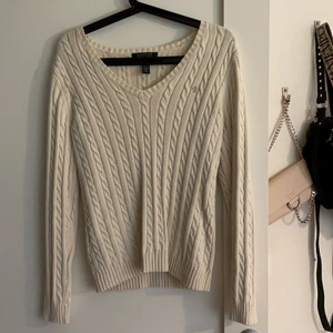 Ralph lauren tröja, storlek S - En rahlp lauren tröja som jag knappt har använt. Den är i jätte fint skick. Mitt utgångs pris är 350 kr då nu pris är runt 2000 kr. Vid snabb affär kan du får billigare. Köpare står för frakt!! 