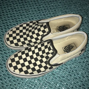 Vans slip ins, svart-vit-rutiga storl 41 - Säljer ett par begagnade Vans i mycket fint välbevarat skick. 