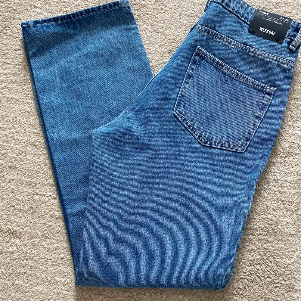 Helt oanvända jeans från weekday i modellen Rowe, en rak och lång modell. Storlek W31/L32. . Jeans & Byxor.