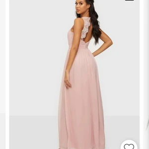 Klänning - Jättefin balklänning som endast är använd 1 gång vid en bal. Öppen i ryggen med spets. Jag är 171 cm lång och den var ganska lång på mig så la upp den med nålar men dom jag jag lätt ta bort om det önskas. Buda i kommentarerna!💗