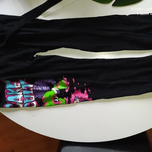 Cupcake cult mjukis byxor XL (M-L) - Ballaste mjukis byxan! Lite liten i storleken så passar även en M-L. Svart med motiv på ena benet och ett mjukt hängande band på ena. Rysch längst ner på benen. I perfekt skick förutom en liten lagning i grenen, bilder kan fås för att se hur pass lite lagningen syns på utsidan.Motivet är inte tvättpåverkat. Djur och rökfritt hem, samfraktar gärna så kika in mina övriga annonser 🖤