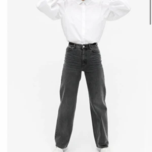 Svarta jeans  - Skriv för mer bilder och info - byxorna är svarta hittade ingen bild