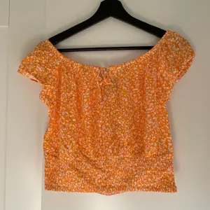 I’m selling this cute crop top from Bershka in size M. It’s completely new and comes with its original tag. I’m selling the same top in green. 