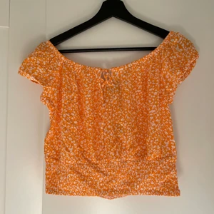 Crop top from Bershka  - I’m selling this cute crop top from Bershka in size M. It’s completely new and comes with its original tag. I’m selling the same top in green. 