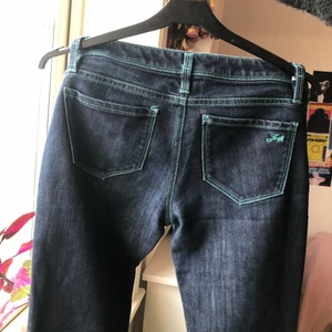 Lågmidjade jeans  - Jätte snygga mörkblåa lågmidjade jeans med ljusblåa små detaljer. 