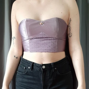 ZYA strukturerad bustier  - ljus lila polyester bustier från ZYA köpt på asos för cirka ett år sedan. aldrig använd då jag inte gillar hur den passar på mig. storlek M uk size 10. möjlig att mötas upp annars står jag inte för frakt:)