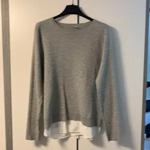 Grå finstrimlad tröja från Soya Concept i storlek M. Köparen betalar farkten.