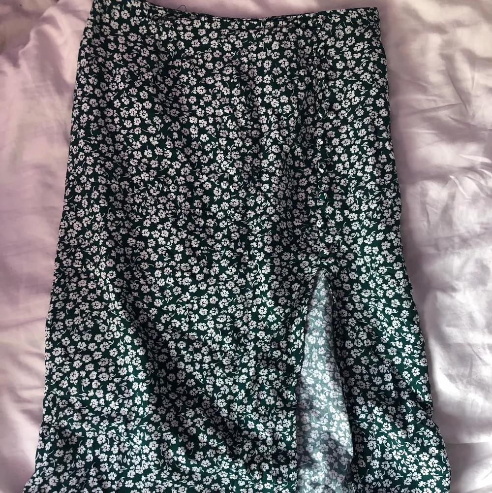 Så fin kjol från hm jag köpte i sommras, den blev knapps använd därför säljer jag. Inga fläckar osv och är i fint skick🤍. Kjolar.