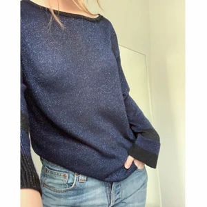 Glittrig tröja - Säljer denna glittriga tröja köpt second hand. XS o passar mig perfekt som brukar ha S/XS! Frakt ingår 