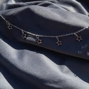 Halsband - Ett stjärnhalsband med 5 stjärnor. 