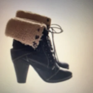 Boots - Bootsen är i mycket bra skicka. Enda anledningen till att jag säljer är att jag inte kan gå i klackae (tydligen). Ni som kan det - please live out my vision😅