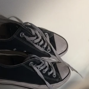 Converse Lowtop skor svarta - Hyfsat bra skick, kanske frächt att byta skosnören typ