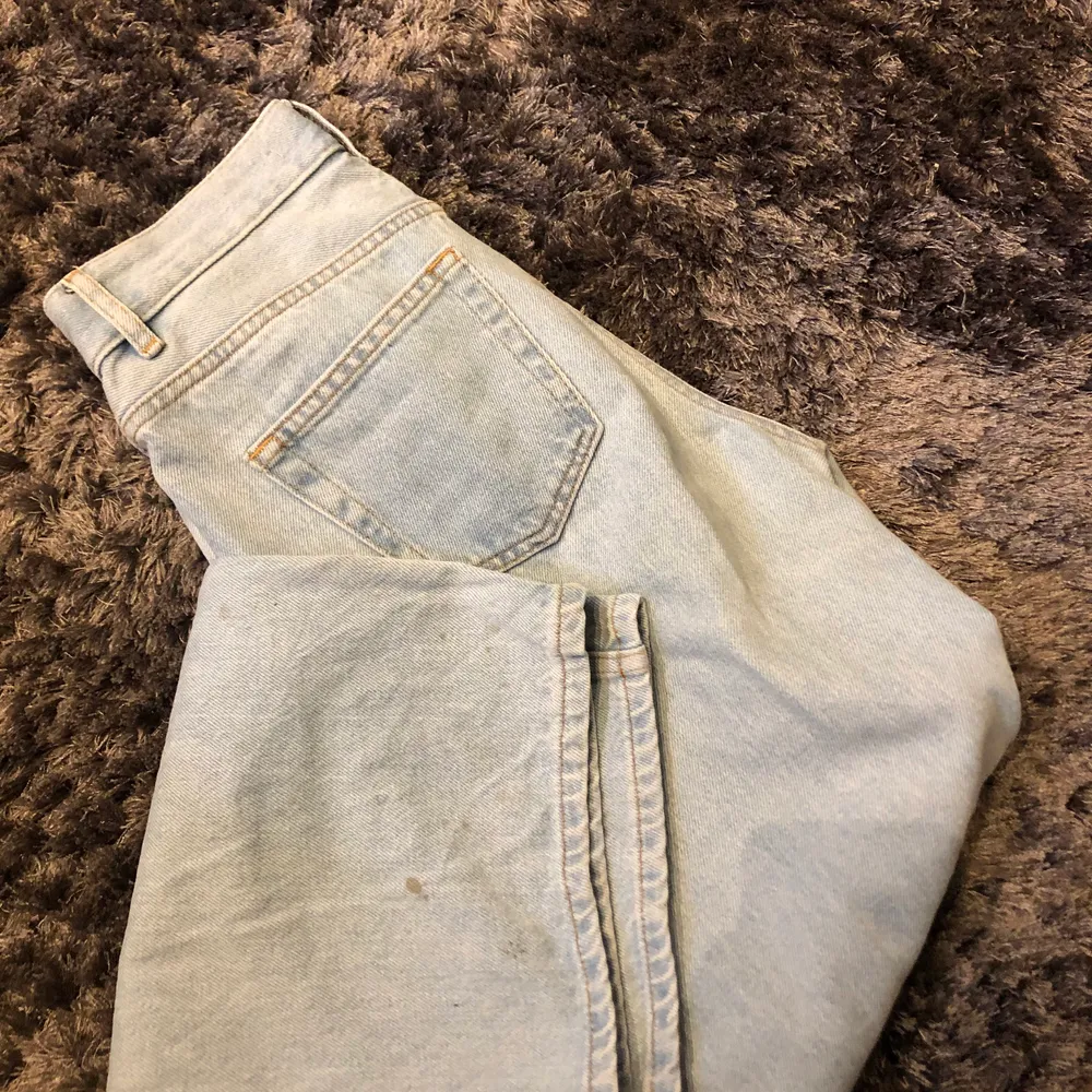 Ett par snygga vida jeans från Junkyard. Storlek 26. Små fläckar längs ned, dock inget man lägger märke till. Köpare står för frakt!!💙💙. Jeans & Byxor.