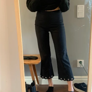 Zara svarta byxor - Så coola byxor från Zara! Snygga detaljer med metallringar längst ned på benen och dragkedja i sidan🖤🖤🖤 Går att klä både upp och ned så passar till både vardags och fest. Rätt stretchiga så passar nog även S:-) jag är ca 170 för referens