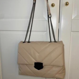 Väska  - Säljer min väska som är i färgen beige, använt den 1 gång, den köptes för några månader sedan, exakt som ny inga skador ingenting. Köpte för 200kr