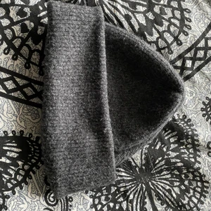 Mössa - En mössa som jag har använt en gång men känner att den är Ture för stor för mitt huvud. 🥰