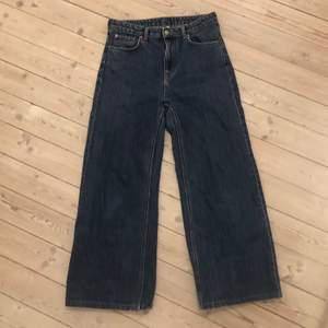 Weekday mörkblåa jeans i modellen ACE som inte passar mig längre. De är i storlek 29 i midjan 32 i längden men har sytt upp dem en del för jag har korta ben. Jeansen är använda men i bra skck med starkt material. Skriv till mig om du är intresserad!💕