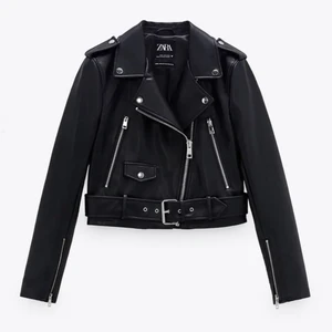 Skinnjacka, Zara - Säljer denna super fina skinnjacka, väldigt bra i materialet! Kontakta vid fler bilder🤍