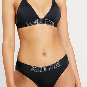 Bikini - Efter många om och men har jag nu bestämt att sälja min så fina ck bikini köpt för 700 och säljer för 250 +frakt jättefin och så bekväm toppen har även inlägg som du kan ta ut om du vill du kan även vara köpa toppen eller bara köpa underdelen. Enda skillnaden är att Calvin Klein står på baksidan på underdelen