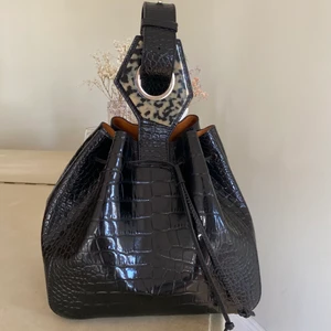 Väska ganni - Intressekoll på min sjukt balla väska från Ganni!                                           Köptes på Vestiaire collective och är i nyskick. Den saknar dock axelrem, dustbag och en tag. Äkthetsbevis finns däremot. Tar emot bud! Frakt tillkommer🍓