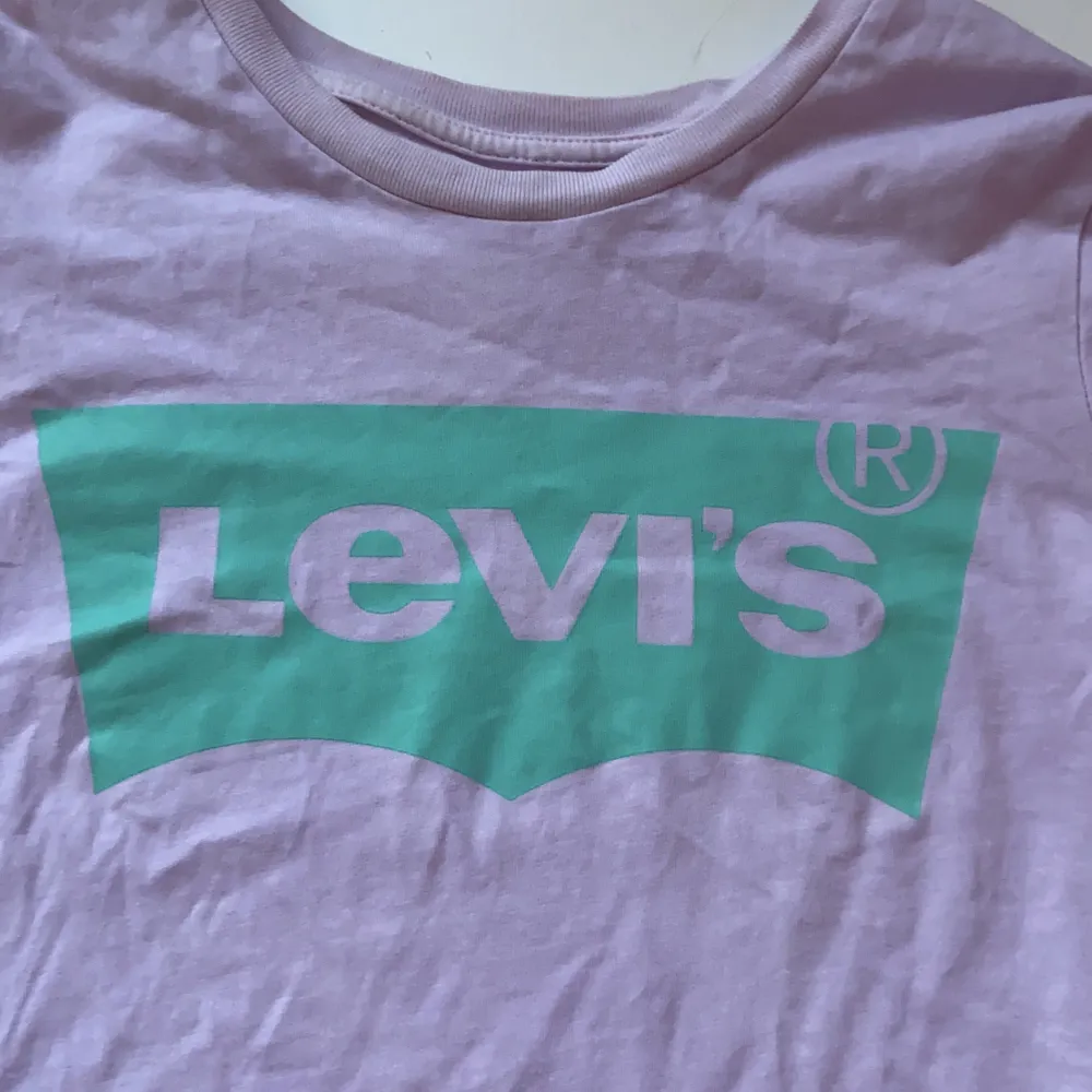 Levis tröja i superfint skick! Endast använts ett fåtal gånger☺️ endast lite skrynklig. T-shirts.