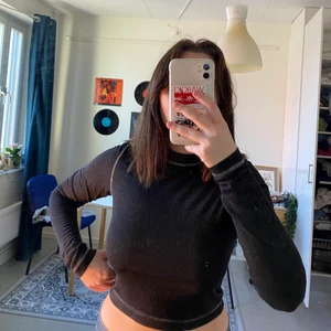 Weekday tröja - Glittrig Weekday tröja med snygga synliga sömmar. Storlek S och i bra skick, knappt använd!! Jag står för frakt 🖤