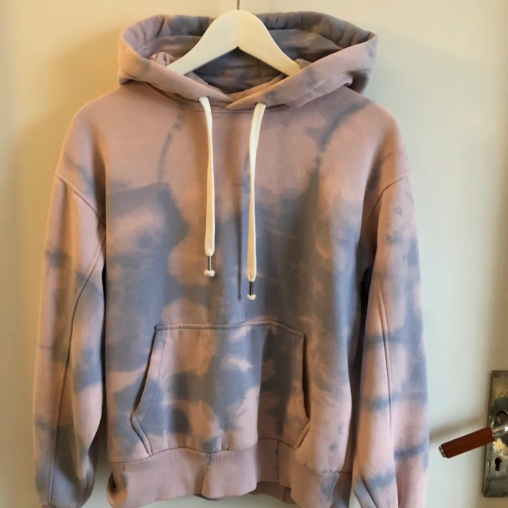 Superfin batikmönstrad hoodie från bershka i stl S. Köparen står för frakten💜. Hoodies.