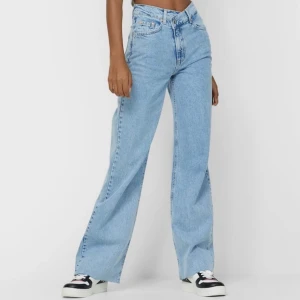 Jeans - Jeans med osymmetrisk detalj assnygga men tyvärr lite långa på mig💙helt nya med prislapp kvar 