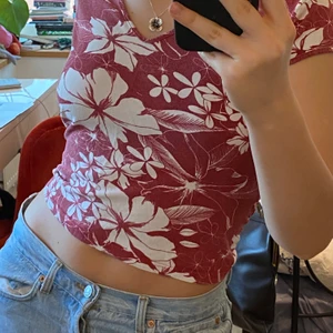 Blommig t-shirt  - SÅN fin blommig sommrig tröja 