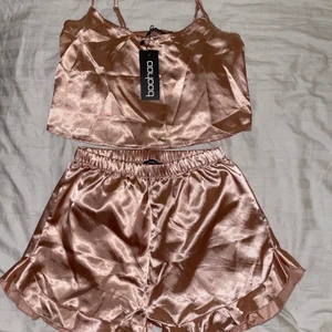 Pyjamas set  - Pyamas set ifrån boohoo. Helt oanvänt i storlek 38 då det tyvärr är för litet för mig. Färgen är lite mer rosa i verkligheten än vad som syns på bilderna som jag tagit själv. Köparen står för frakt (66kr och går att spåra eller att vi tillsammans bestämmer ett billigare pris för frakt)💕 