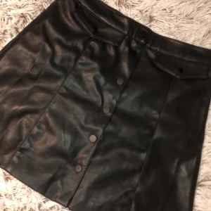 skinn kjol - skinn kjol från H&M i storlek 36