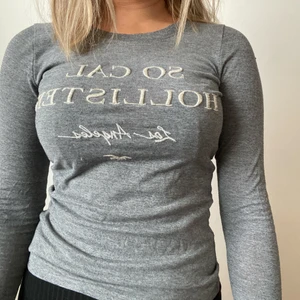 Grå långärmad - Grå långärmad topp från Hollister. Säljer pga kommer inte till användning. Bra skick🖤