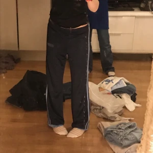 Low waisted adidas byxor - Skit snygga byxor men kommer tyvär alldrig till användning:) passar för mig som är 156