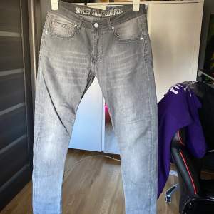 Ett par gråa skinny jeans från sweet, byxorna är i använt skick då de har några år på nacken. Storlek 31/32