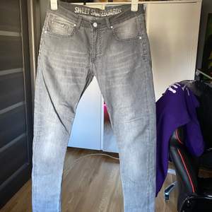 Ett par gråa skinny jeans från sweet, byxorna är i använt skick då de har några år på nacken. Storlek 31/32