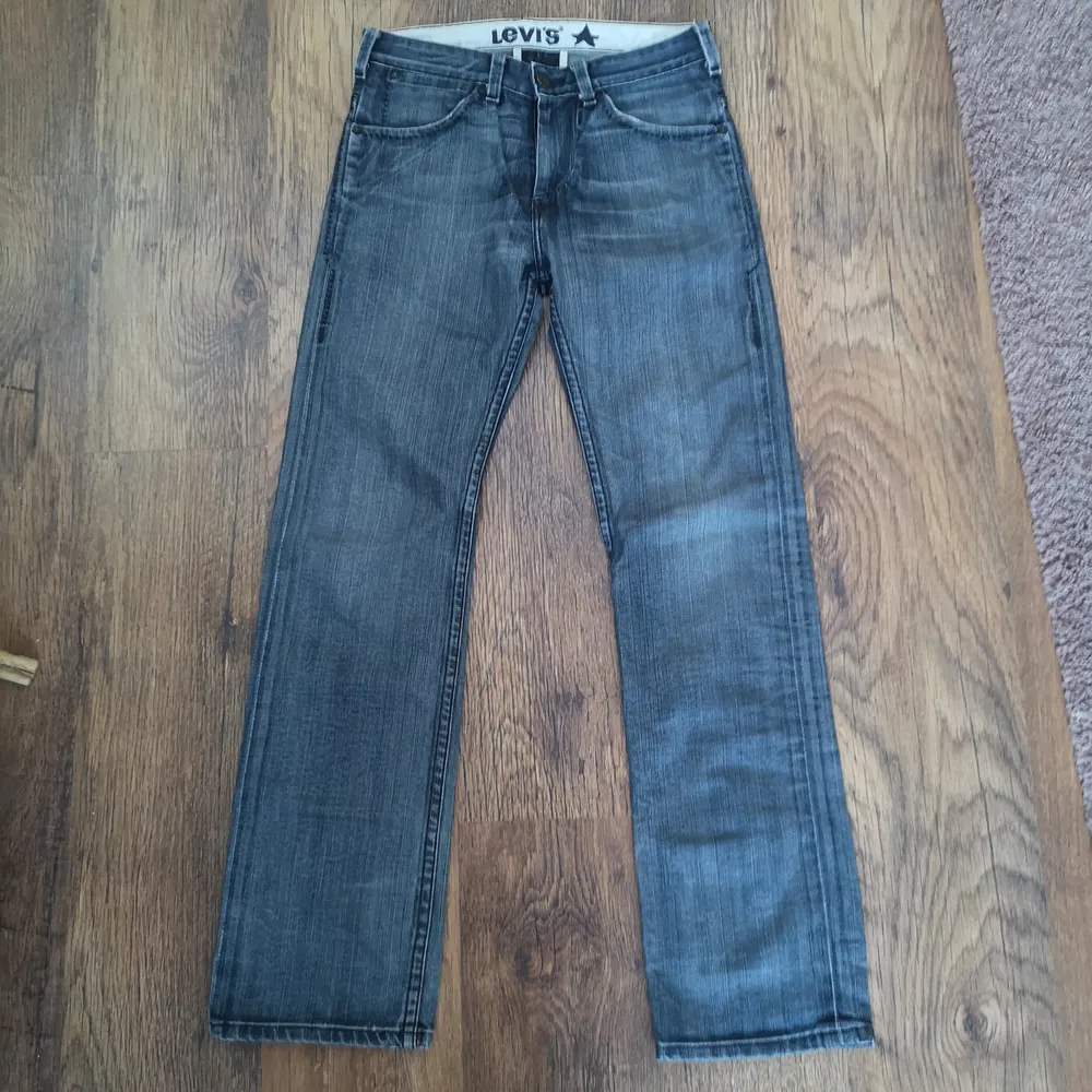 Vintage Levi's jeans i begagnat skick. Finns slitningar och hål i jeansen. (Se bilder).👖 Mätta på golvet ( Beninnerlängd:84 cm)/ (Midjemått sida till sida:  37 cm) (Jag kan tyvärr inte ha jeansen så kan inte visa hur de ser ut på😬) Bud från 150 kr (Budstopp sätts ut efter första budet) Jag tar Swish 🌸. Jeans & Byxor.