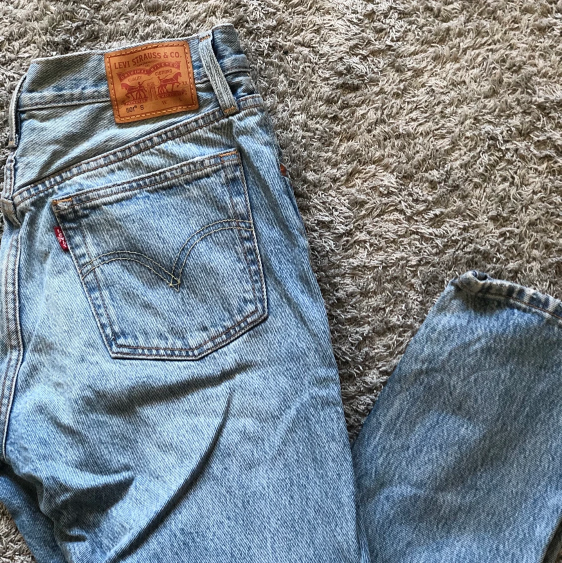 Levi’s 501 med slitningar