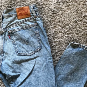 Levi’s 501 med slitningar - Levi’s 501 med slitningar, dock dragit upp slitningen på knäet för jag ville ha mer :) Annars inget fel på dem! 400:- exkl. frakt