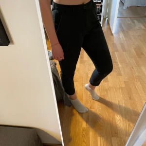 Kostymbyxor i bomull - Sköna kostymbyxor som är ankelskurna. 100% bomull. Mjukt material. Använda ett fåtal gånger. ✨ Kan mötas upp i Linköping alternativt skickas mot fraktkostnad! 