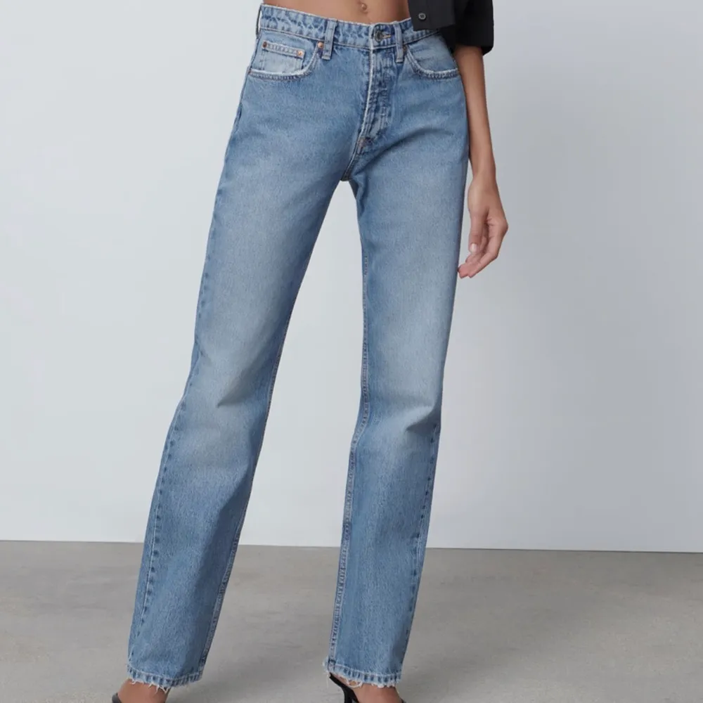 Slutsålda sjukt snygga raka mid rise jeans från Zara som jag fick hem två likadana av 💘 perfekt långa för mig som är 166! BUD: 300+frakt. Jeans & Byxor.