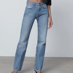 Mid Waist jeans - Slutsålda sjukt snygga raka mid rise jeans från Zara som jag fick hem två likadana av 💘 perfekt långa för mig som är 166! BUD: 300+frakt
