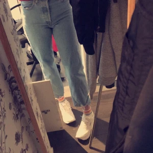levi’s jeans - säljer nu mina svinsnygga levis jeans som inte kommer till användning. de är endast använda ett fåtal gånger och därmed i fint skick. snyggare passform får man leta efter! nypris 1350 och finns inte längre och köpa:)