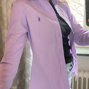 Ralph Lauren skjorta  - Ralph Lauren skjorta i lila färg, såå cool! 💜 I storlek 2, skulle säga som en XS. Som nyskick då den aldrig använts