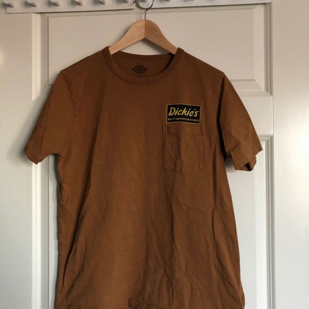 En brun t-shirt från Dickies. Har använd den som myströja några gånger, men tycker inte att jag har ett behov av den i min garderob. Kontakta mig om intresserad.. T-shirts.
