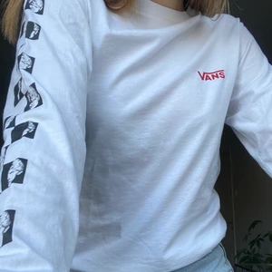 Vans tröja  - Vans tröja med coolt tryck baktill!🤩🤩Storlek XS. Jättefin dessvärre inte min stil längre 