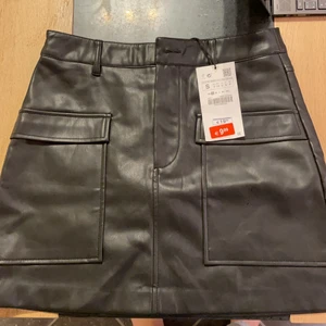 Skinn kjol Zara - Söt skinnkjol med fickor från Zara letar nytt hem aldrig använd då jag köpte fel storlek!